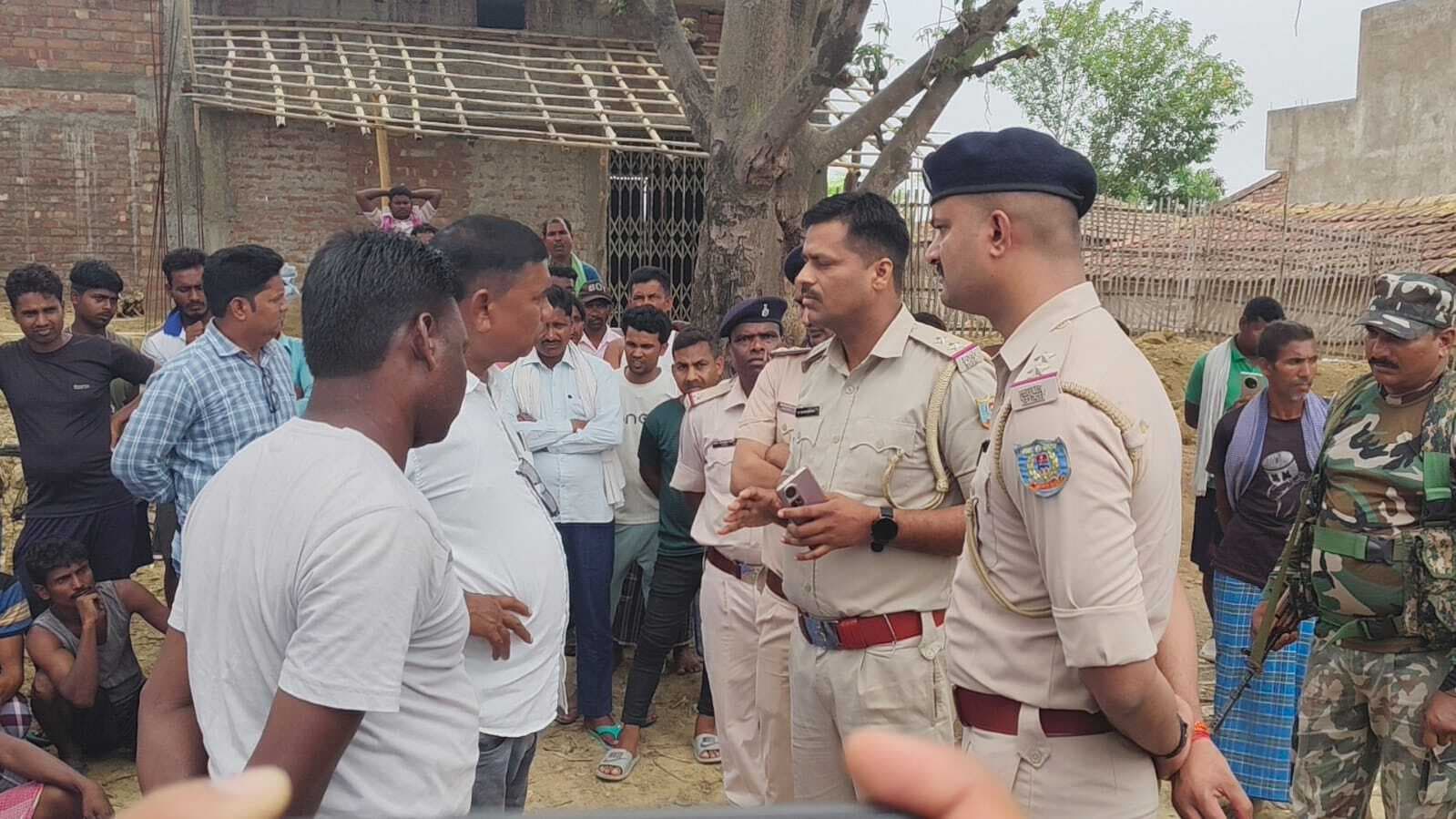 अयोध्या मोड़ के पास ग्रामीणों ने दो घंटे तक किया सड़क जाम