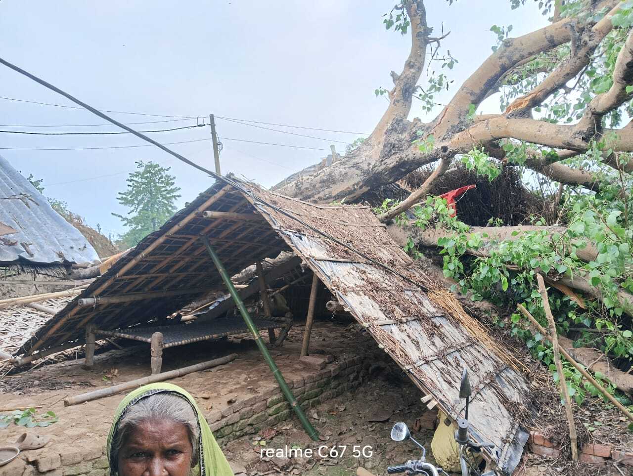 तेज आंधी बारिश ने उजाड़े कईयों के आशियाने