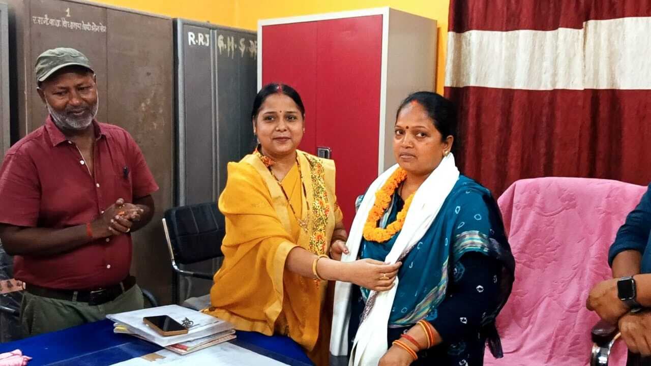 विद्यालय की प्रधानाध्यापिका को किया गया सम्मानित
