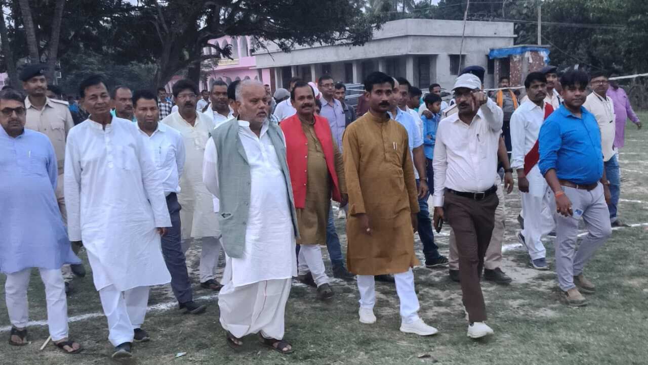 बरहरी में प्रभारी मंत्री ने खेल मैदान का किया उद्घाटन