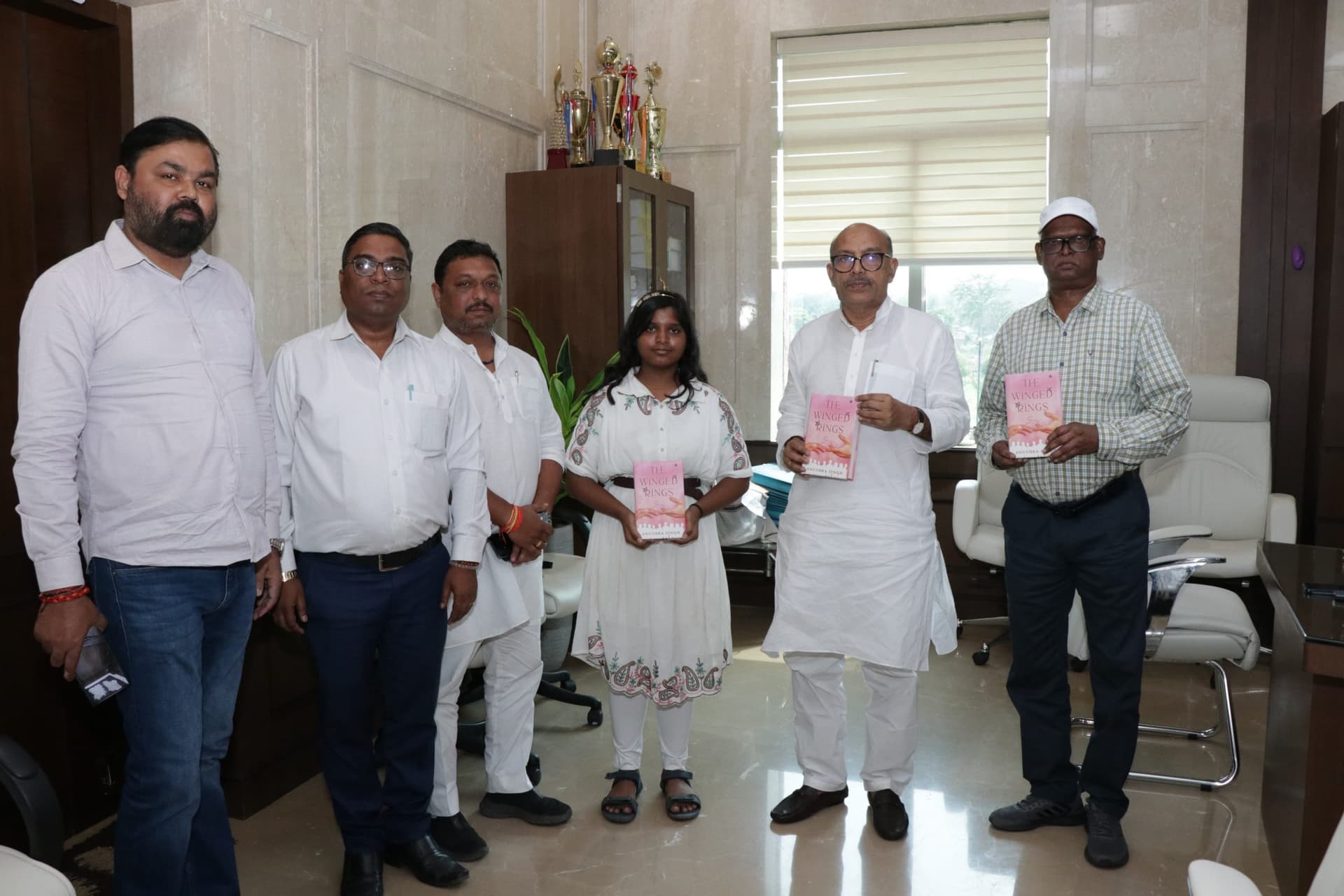 Ranchi news : स्पीकर ने किया छात्रा अनुष्का की पुस्तक का विमोचन