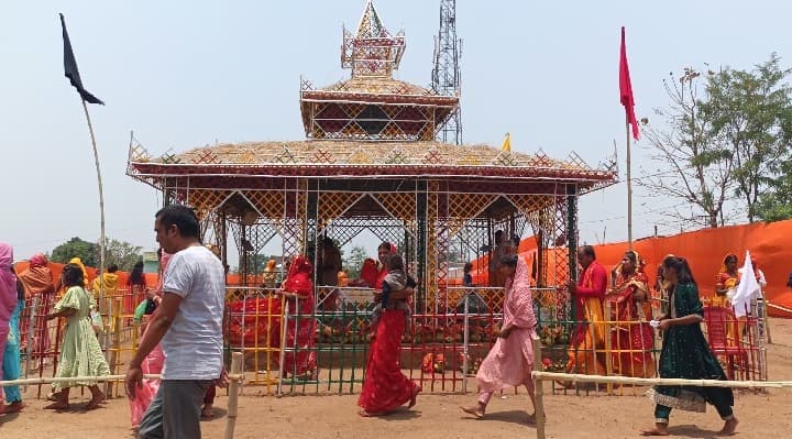 यज्ञ मंडप की प्ररिक्रमा के लिए श्रद्धालुओं की भीड़