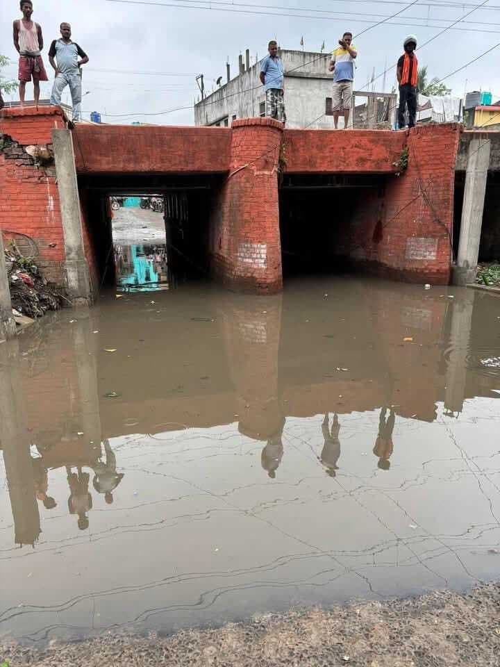 नगर पंचायत की ओर से बनाये गये अंडरपास में जलजमाव से परेशानी