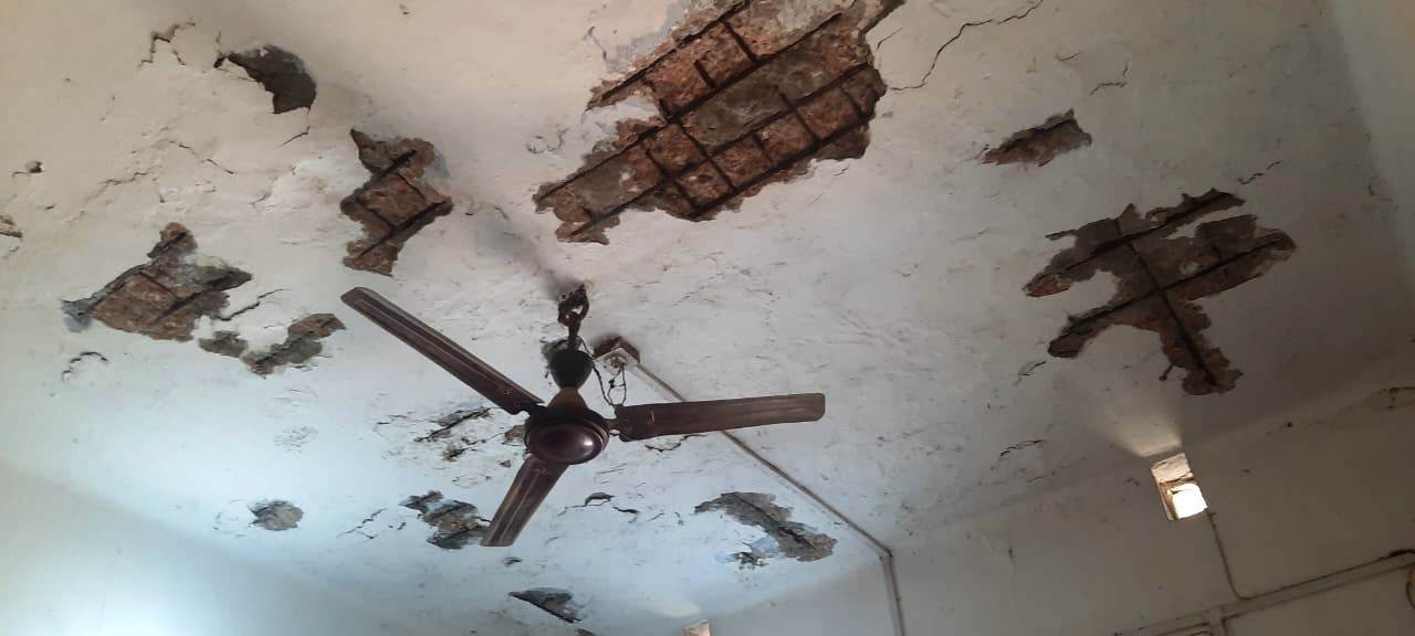 62 वर्ष पुराने भवन में मरीजों का इलाज कर रहे थे डॉक्टर, गिरा छत का मलबा