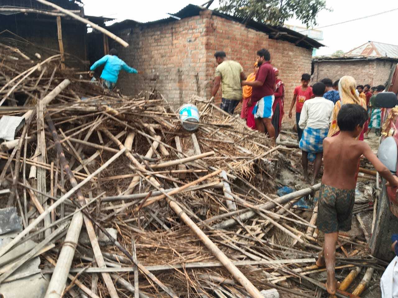 कुसहा गांव में आग लगने से आठ घर जले, 2.50 लाख नगद समेत लाखों के सामान खाक
