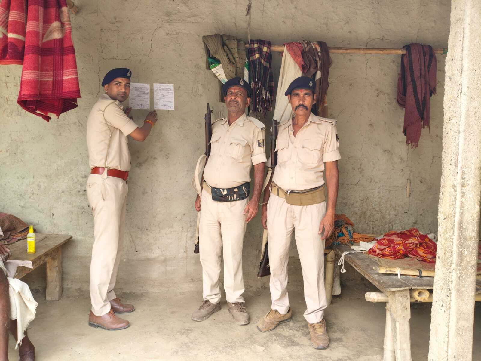हत्याकांड के दो फरार आरोपियों के घर पुलिस ने चस्पाया इश्तेहार