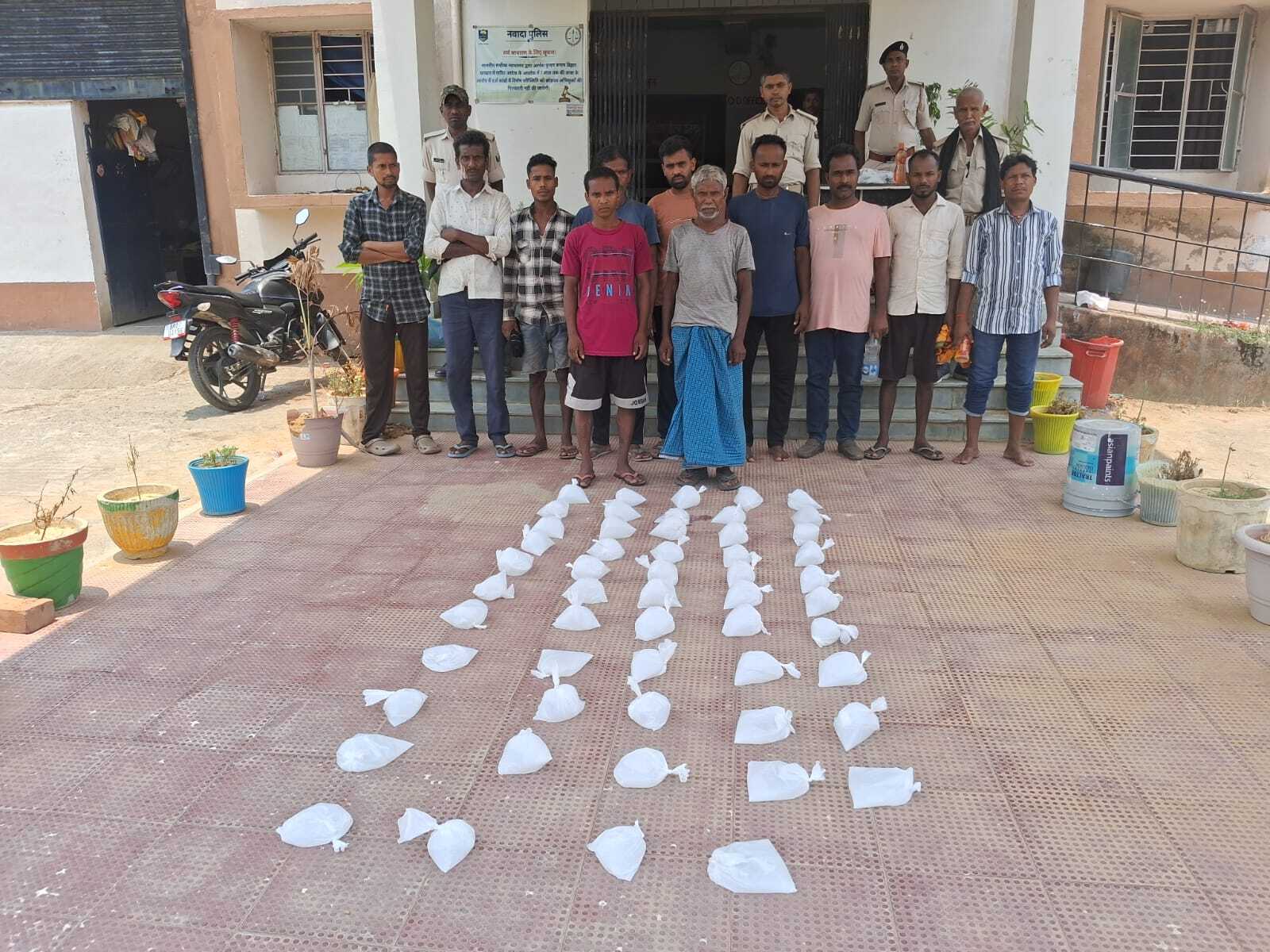54 लीटर शराब के साथ 11 धंधेबाज गिरफ्तार