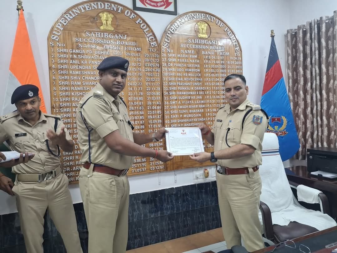 एसडीपीओ सहित 33 पुलिस पदाधिकारी को किया एसपी ने किया सम्मानित