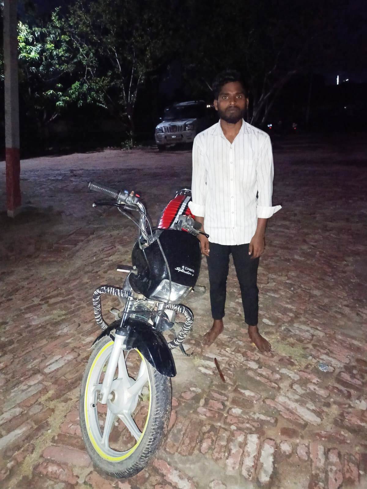 चोरी की बाइक के साथ चोर गिरफ्तार