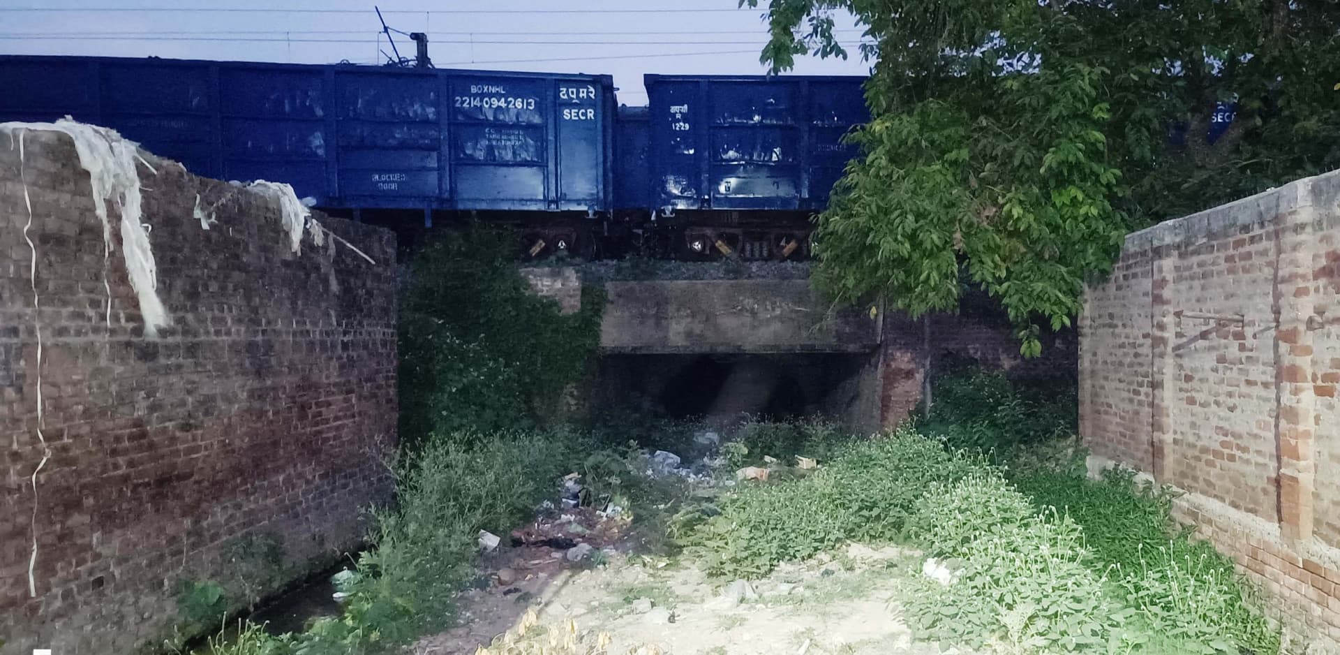 रेलवे पुल संख्या 213 के पास जल जमाव से परेशान हैं वार्डवासी