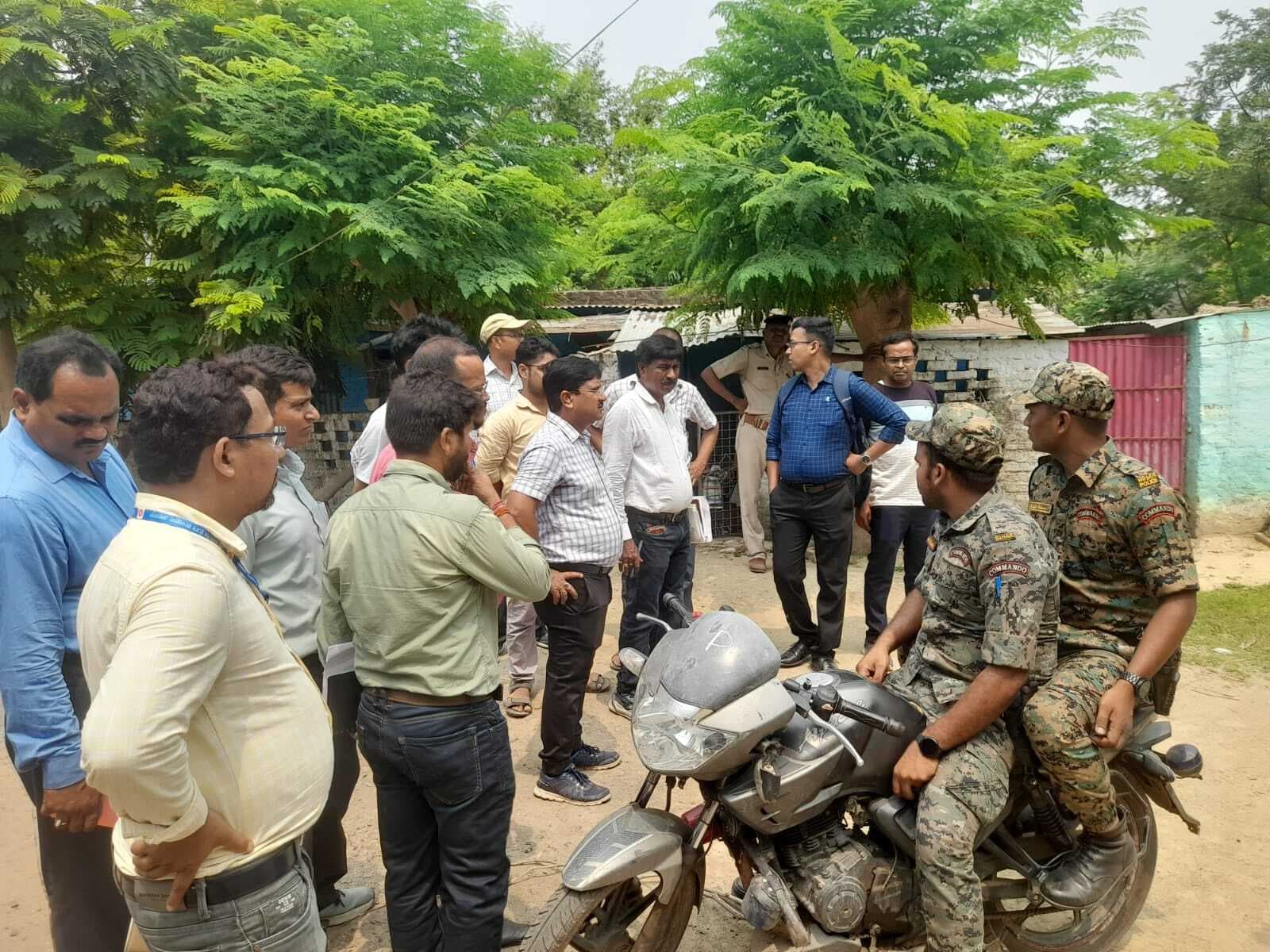 रेल कर्मियों की समस्या जानने अधिकारी पहुंच रहे रेलवे कॉलोनी