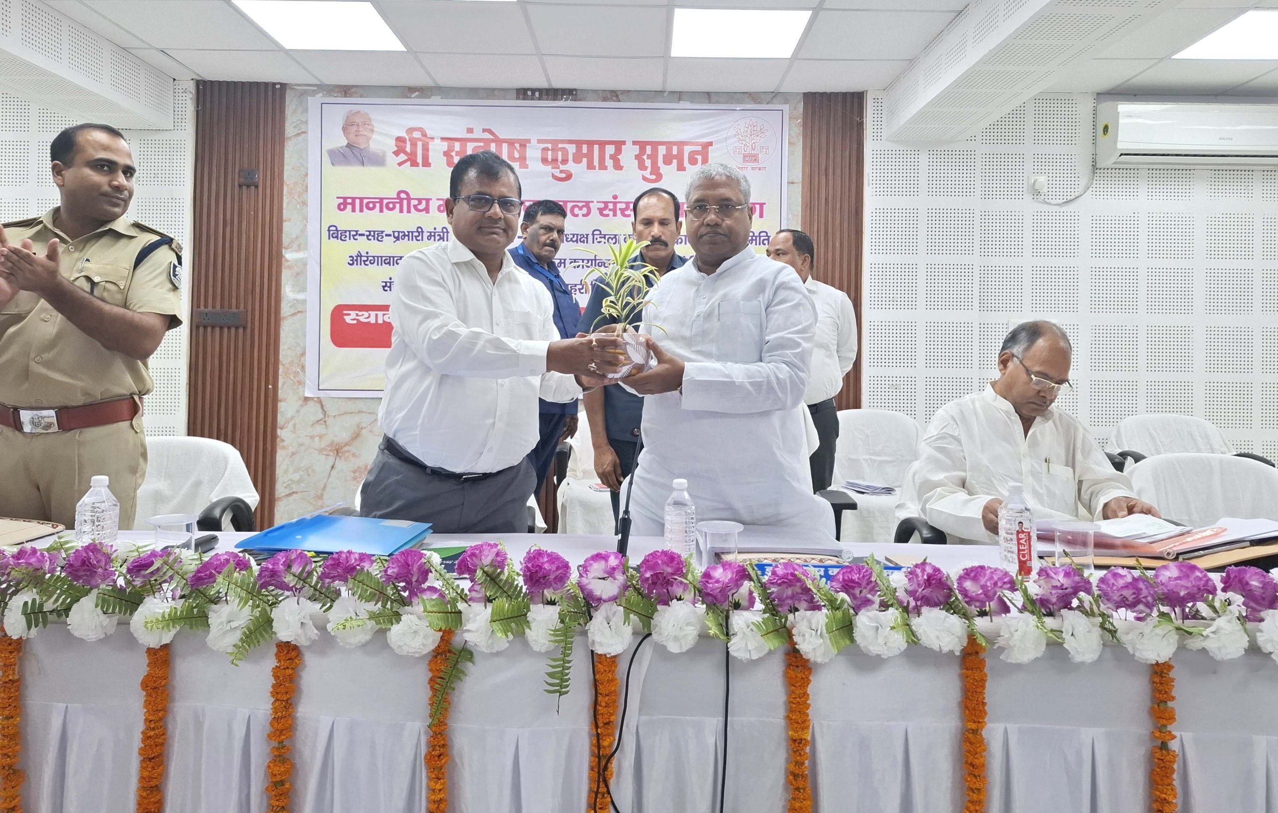 Aurangabad News : गंभीरता से समस्याओं का निराकरण करें अधिकारी : प्रभारी मंत्री
