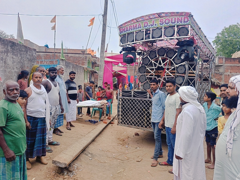 शादी समारोह के दौरान बिजली पोल से टकराया डीजे वाहन, पोल से दबकर वृद्ध की मौत