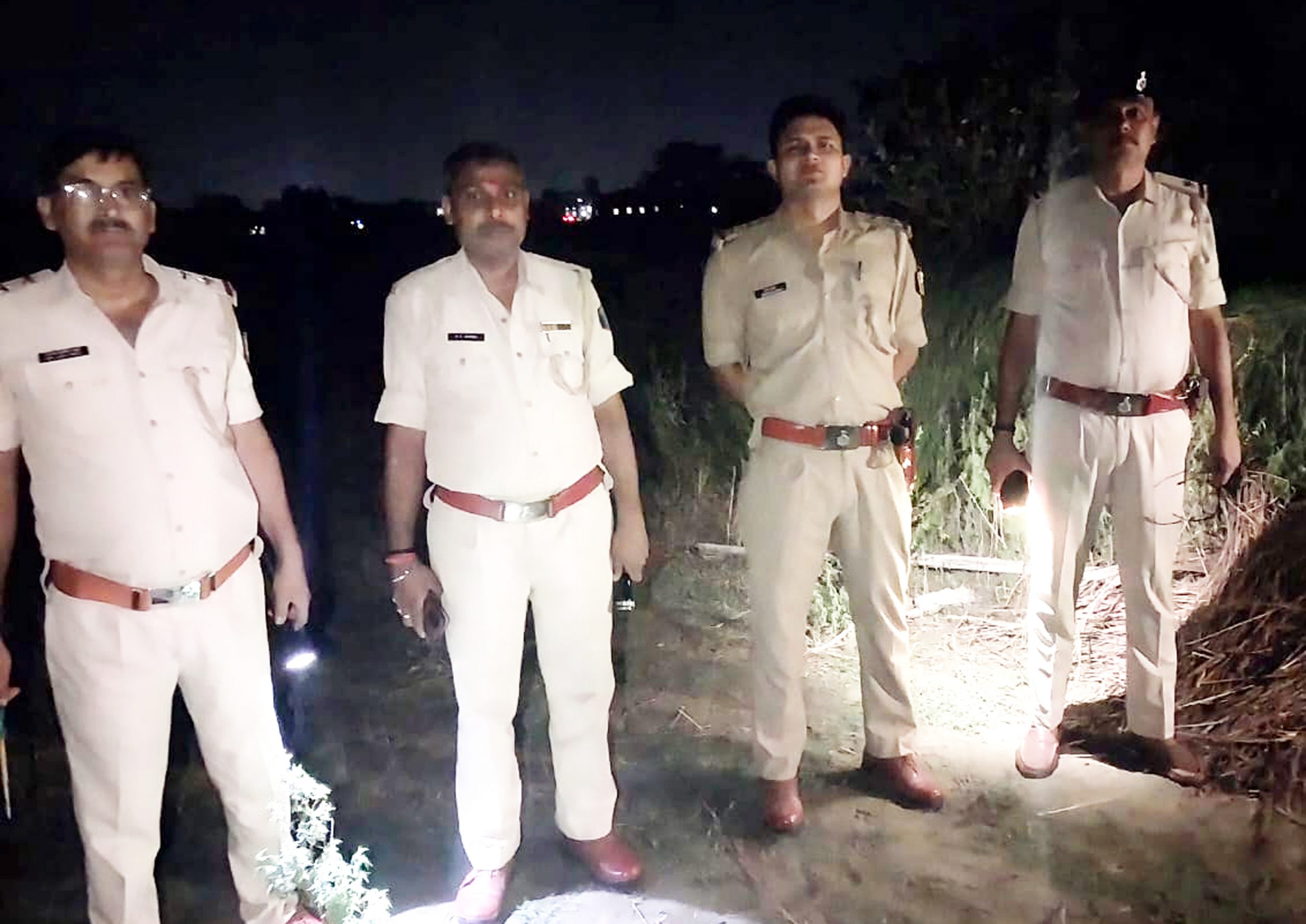 माधोपुर पुलिस ने छापेमारी कर नष्ट की 500 लीटर से अधिक अर्धनिर्मित शराब