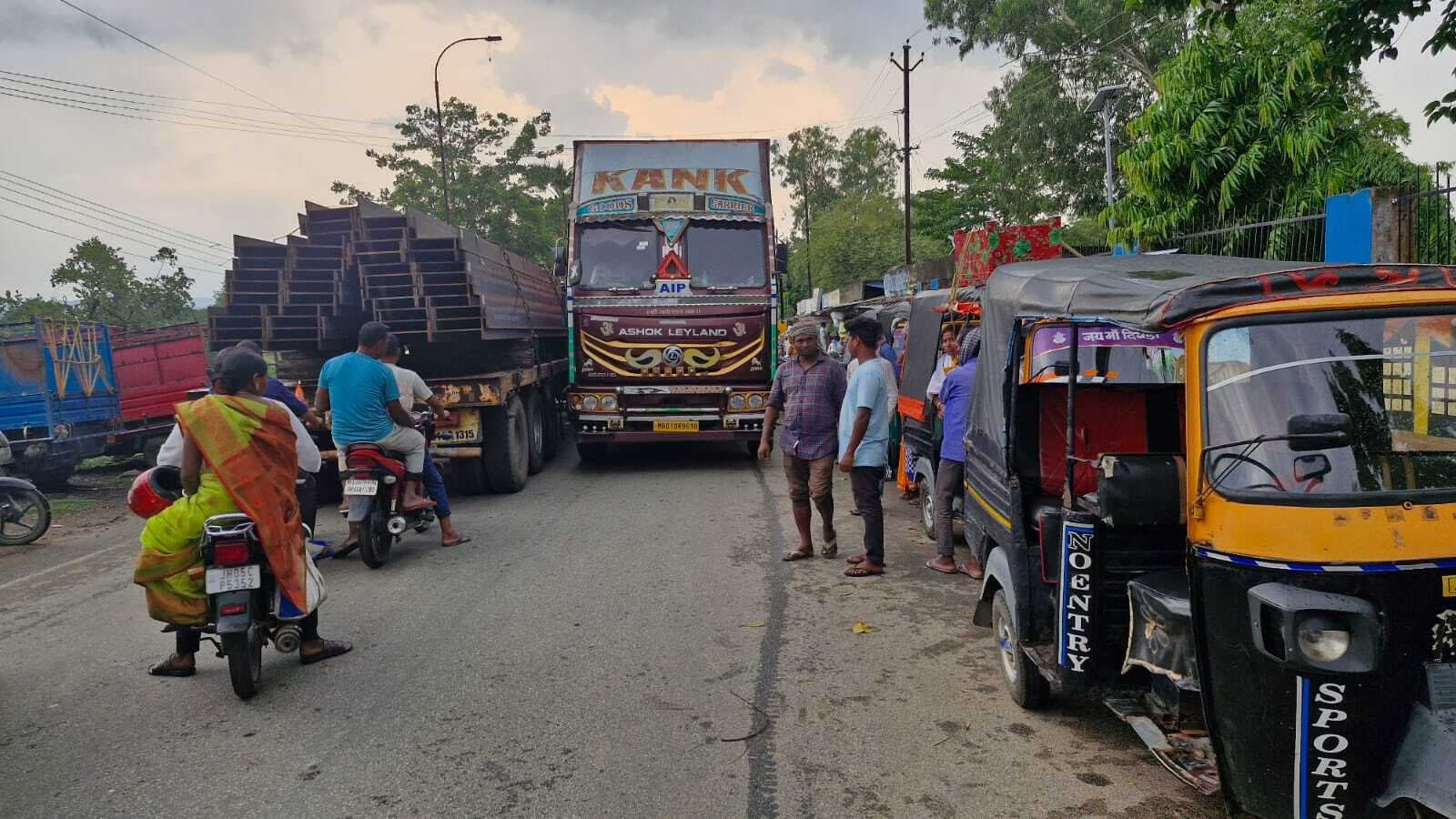 तमाड़-खूंटी मुख्य पथ पर तमाड़ साप्ताहिक हाट के दिनों में लगता है जाम
