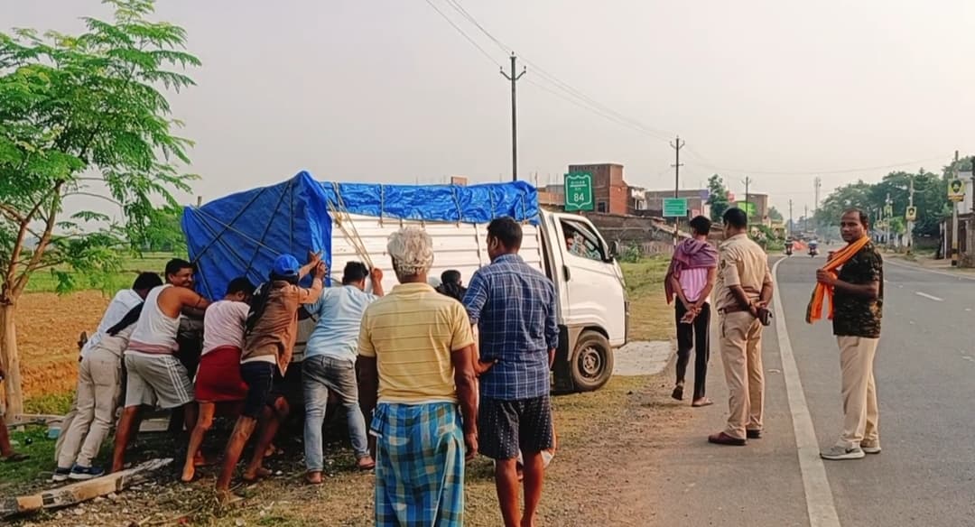 बिजली पोल से टकराया नारियल लदा पिकअप वाहन, चालक हुआ जख्मी