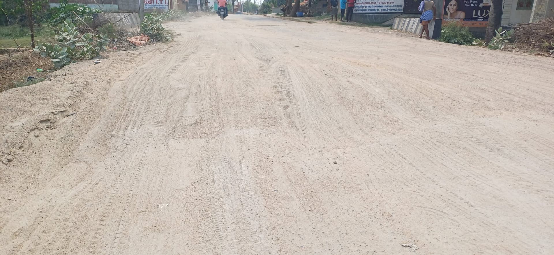 गुरारू-गयाजी मार्ग पर बिखरे बालू से दुर्घटना की आशंका