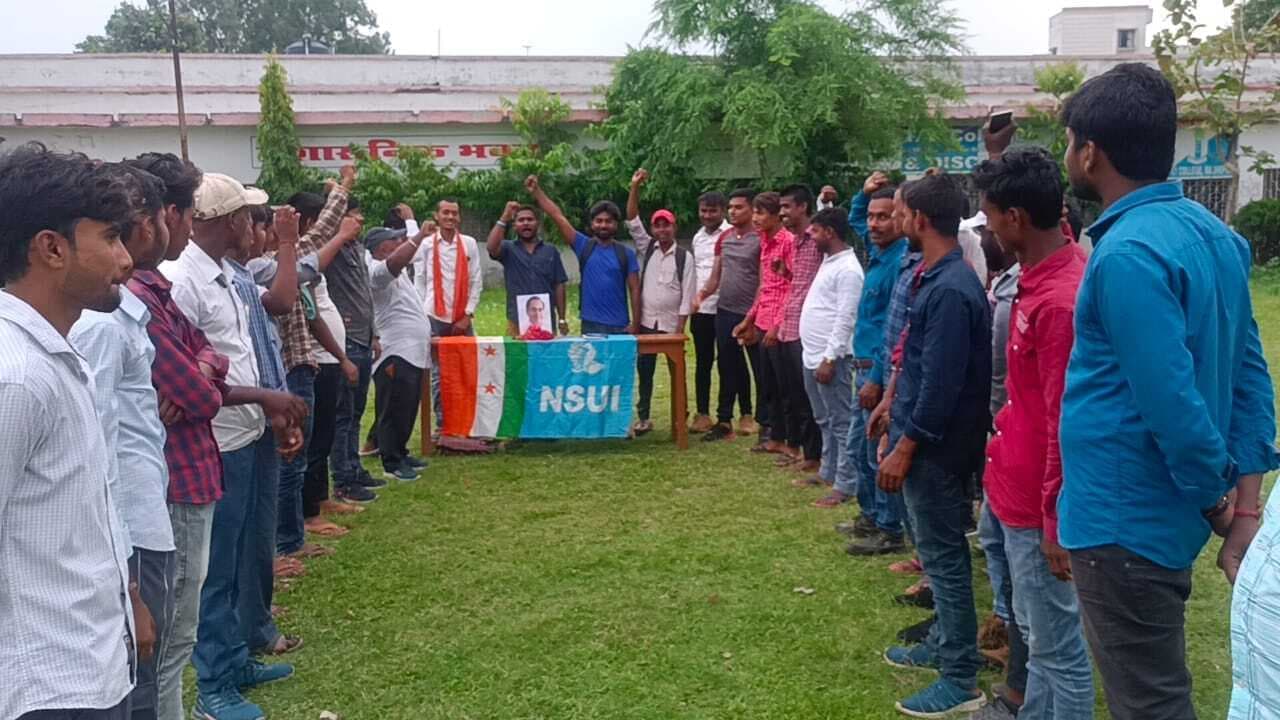 एनएसयूआइ कार्यकर्ताओं पूर्व प्रधानमंत्री राजीव गांधी को दी श्रद्धांजलि