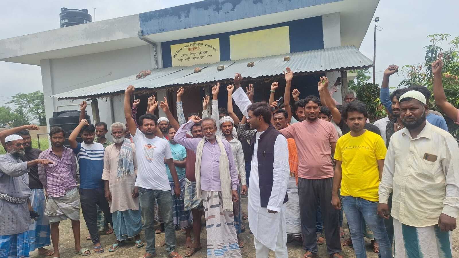 ग्रामीणों ने बिजली विभाग के खिलाफ किया प्रदर्शन