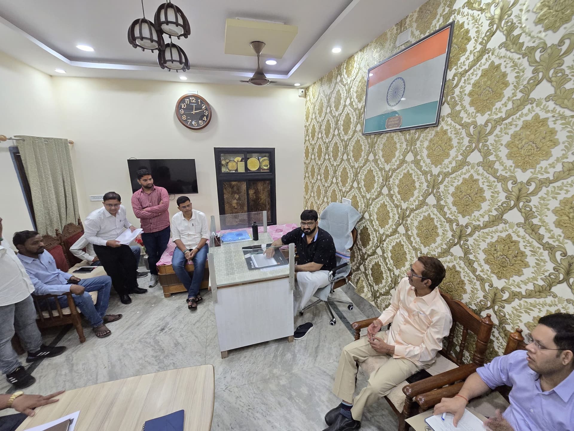 बांस-बल्ली हटाकर लगवाये बिजली के पोल : मंत्री
