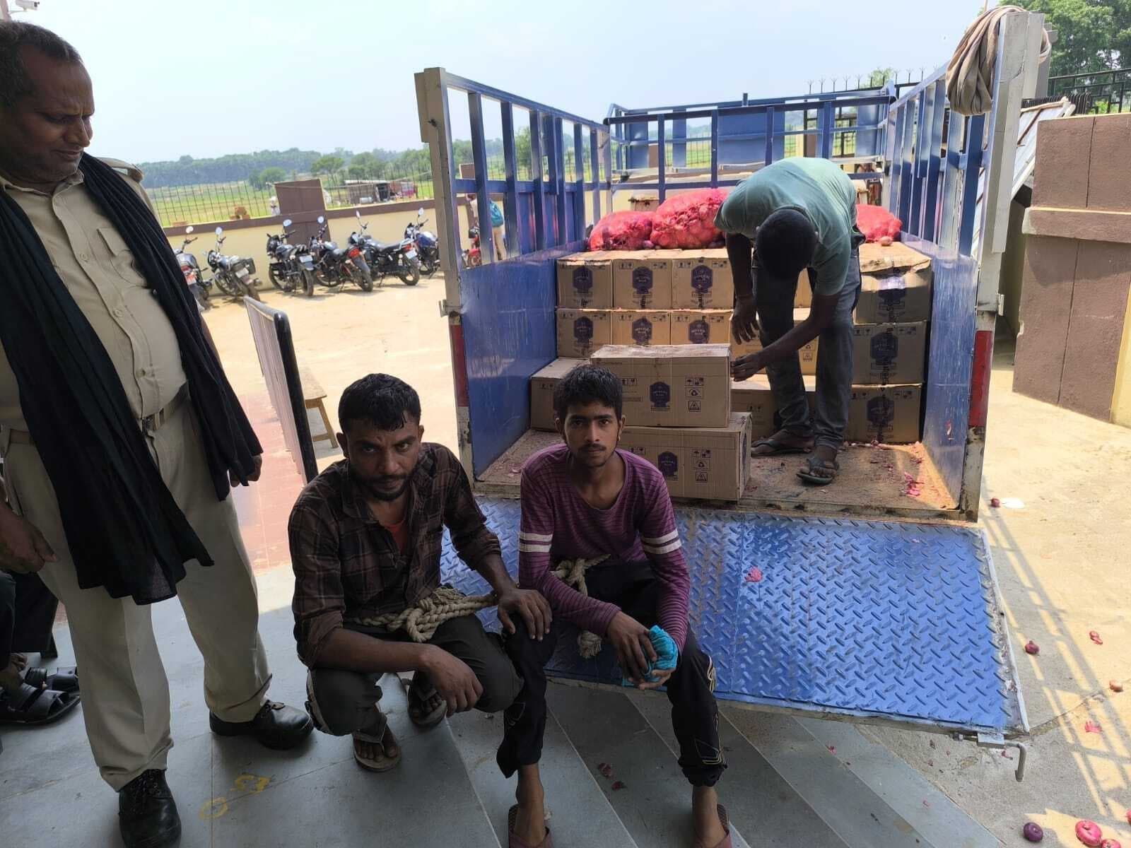 671 लीटर विदेशी शराब के साथ दो तस्कर गिरफ्तार, वाहन जब्त