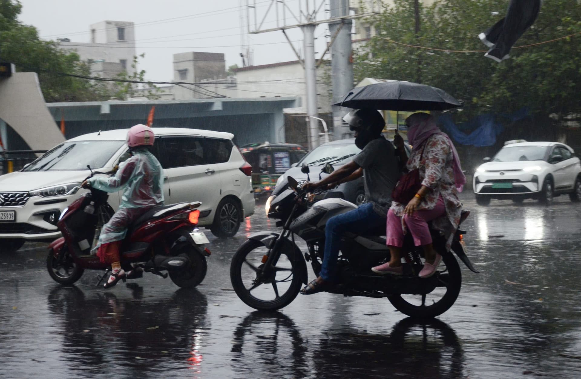 Dhanbad News : दिन में गर्मी, दोपहर के बाद बारिश और आंधी