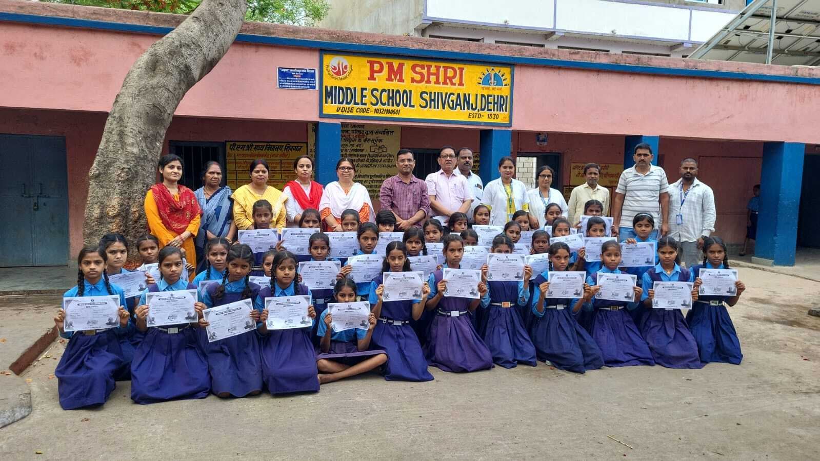मुख्यमंत्री सर्वाइकल कैंसर योजना के तहत छात्राओं को लगा टीका