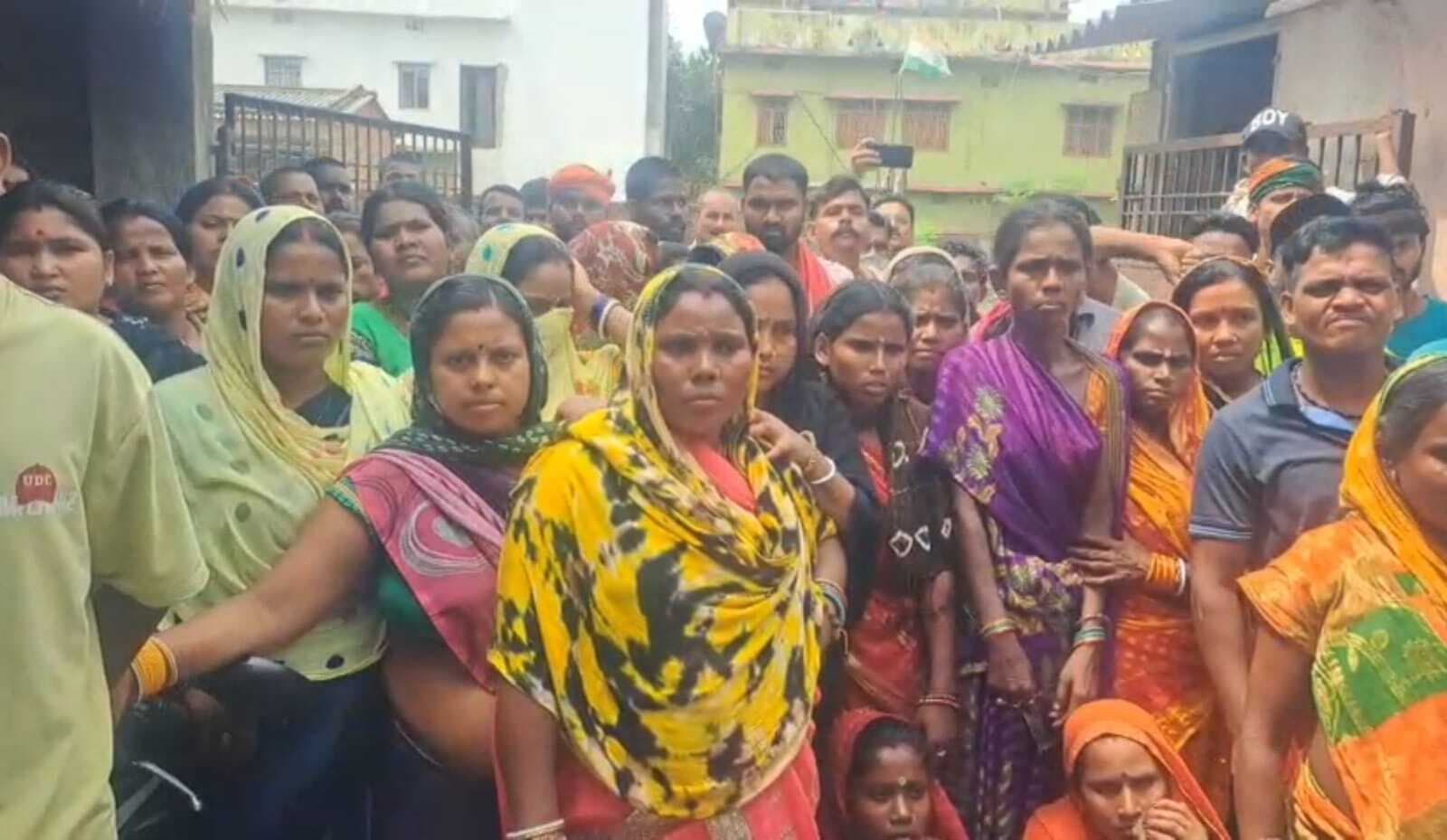 हड़ताली सफाई कर्मियों ने महापौर की अनुपस्थिति में आवास पर किया हंगामा