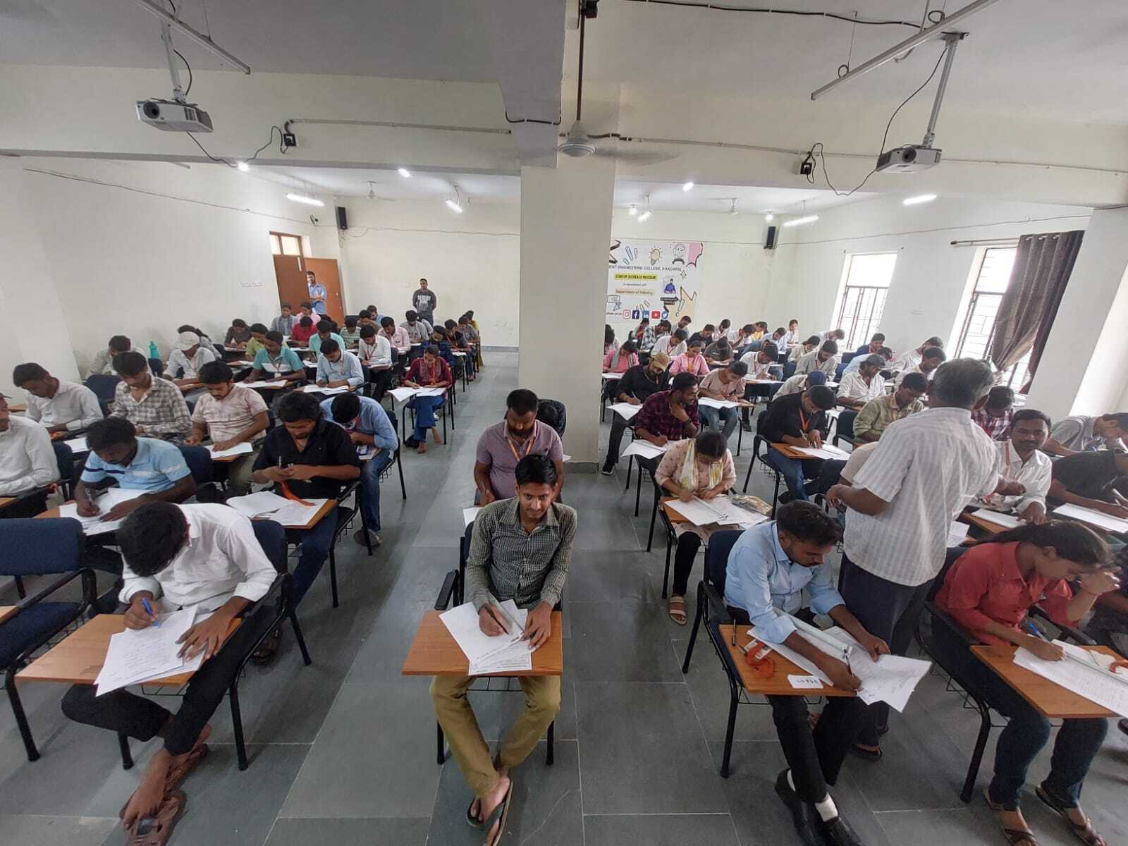 इंजीनियरिंग कॉलेज में बीटेक आठवें सेमेस्टर की परीक्षा शुरू