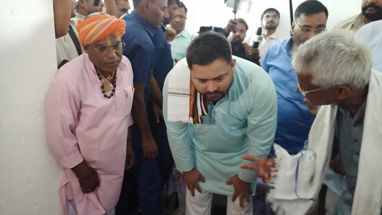 तेजस्वी यादव वसमत्ता गांव पहुंचे, मृतक के परिजनों को दी सांत्वना