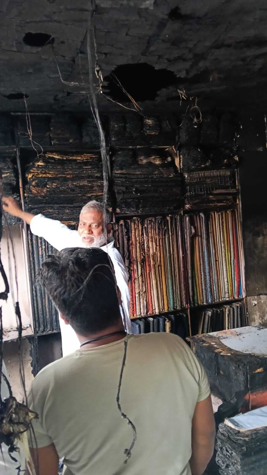 शॉर्ट सर्किट से दुकान में लगी आग, लाखों रुपये के कपड़े जलकर खाक शॉर्ट सर्किट से दुकान में लगी आग, लाखों रुपये के कपड़े जलकर खाक