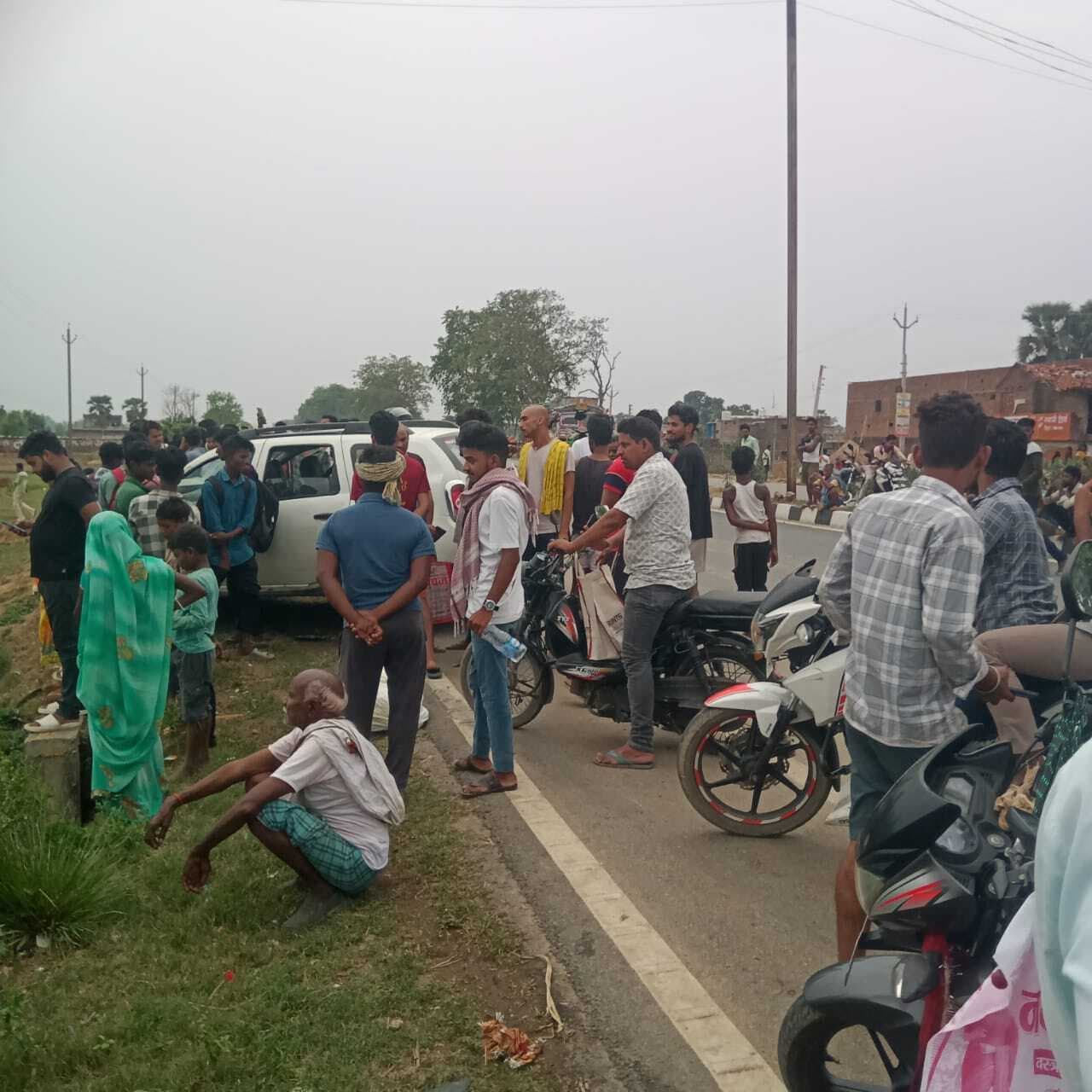 कार की टक्कर से ऑटो 18 फुट गहरे आहर में पलटा