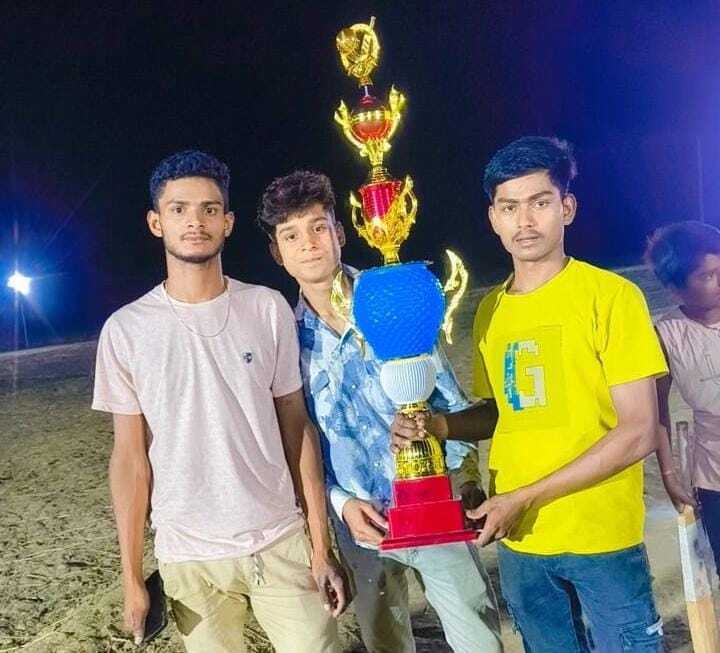 नाइट मैच के फाइनल में मां सरस्वती क्रिकेट क्लब काशीचक बना विजेता