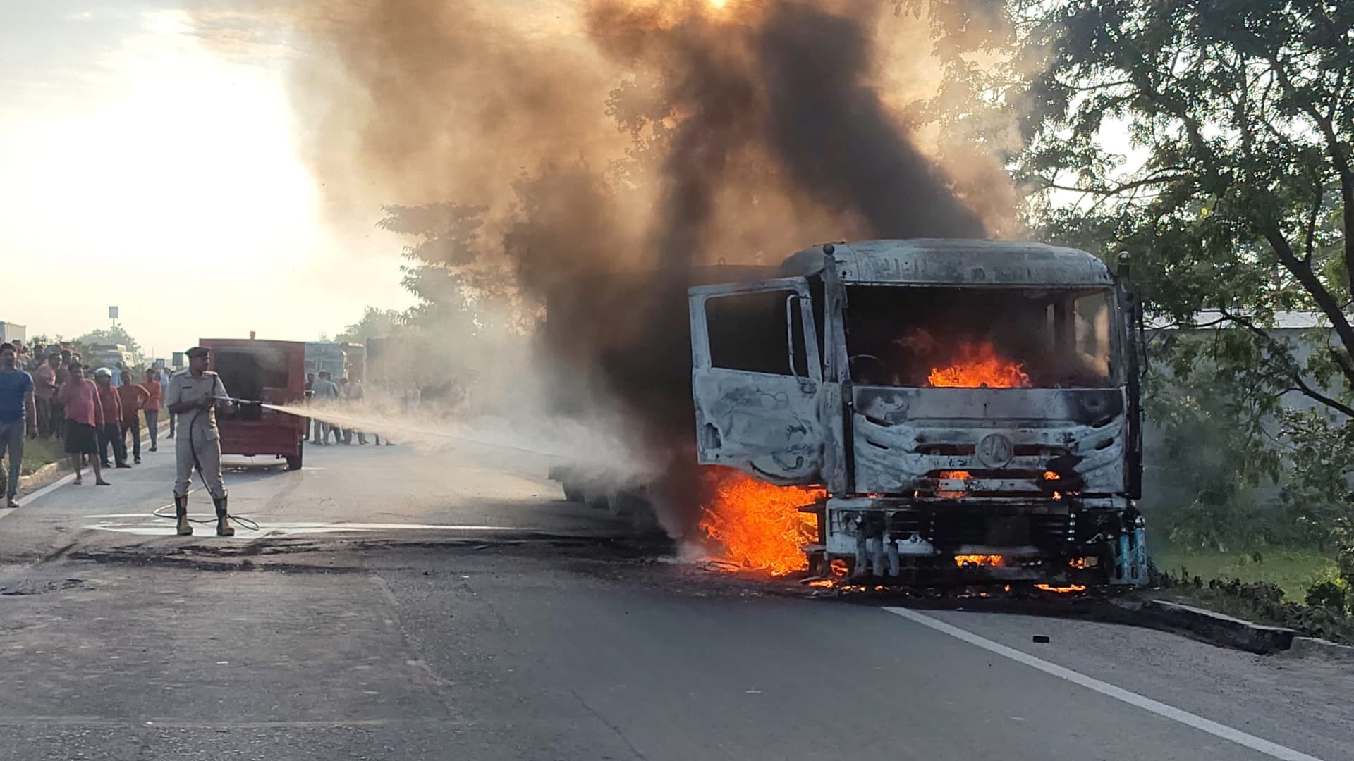 गिट्टी लदा ट्रक में लगी आग, चालक झुलसा