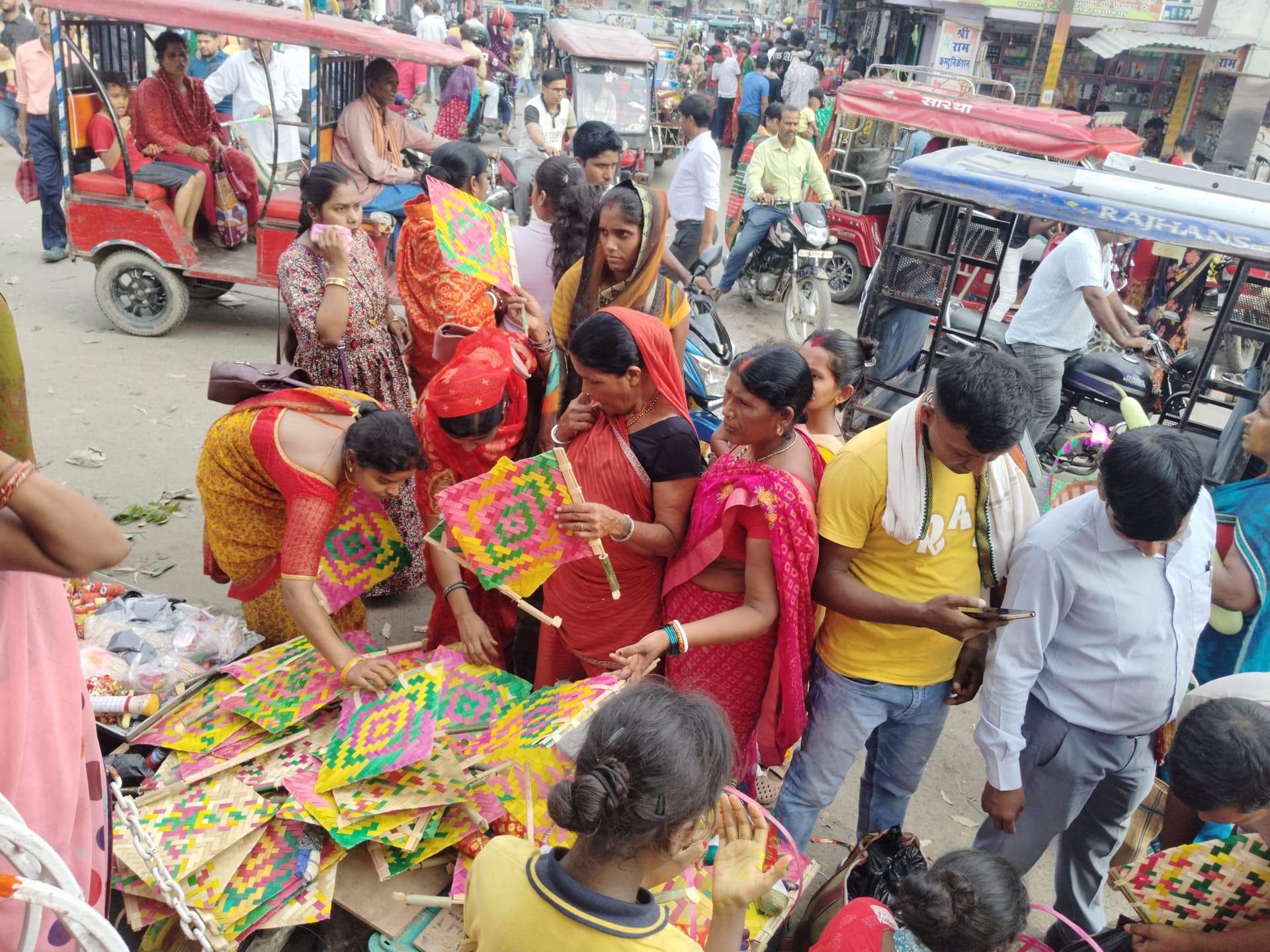 पति की लंबी आयु के लिए सुहागिन महिलाएं आज करेगी वट सावित्री पूजा, बाजार में लगी रही भीड़