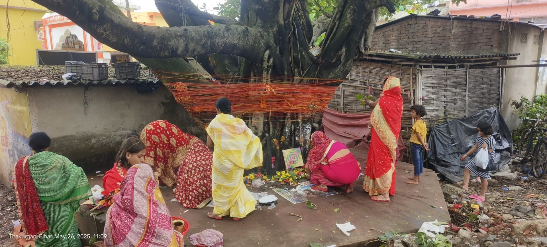 पति के दीर्घ आयु की कामना के साथ महिलाओं ने वट वृक्ष की पूजा
