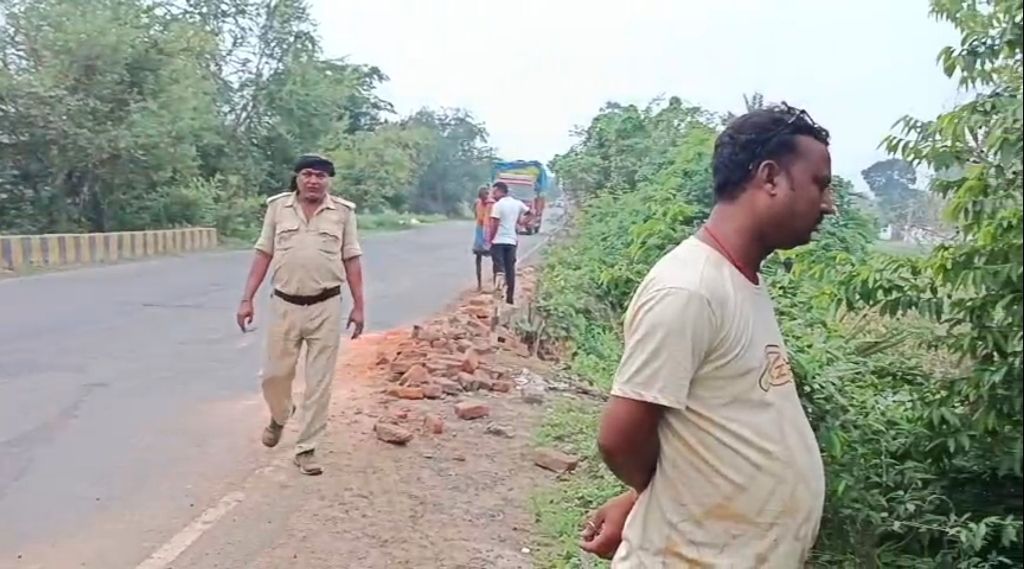 हाइवा की ठोकर से पिकअप के खलासी की मौत, चालक गंभीर रूप से जख्मी