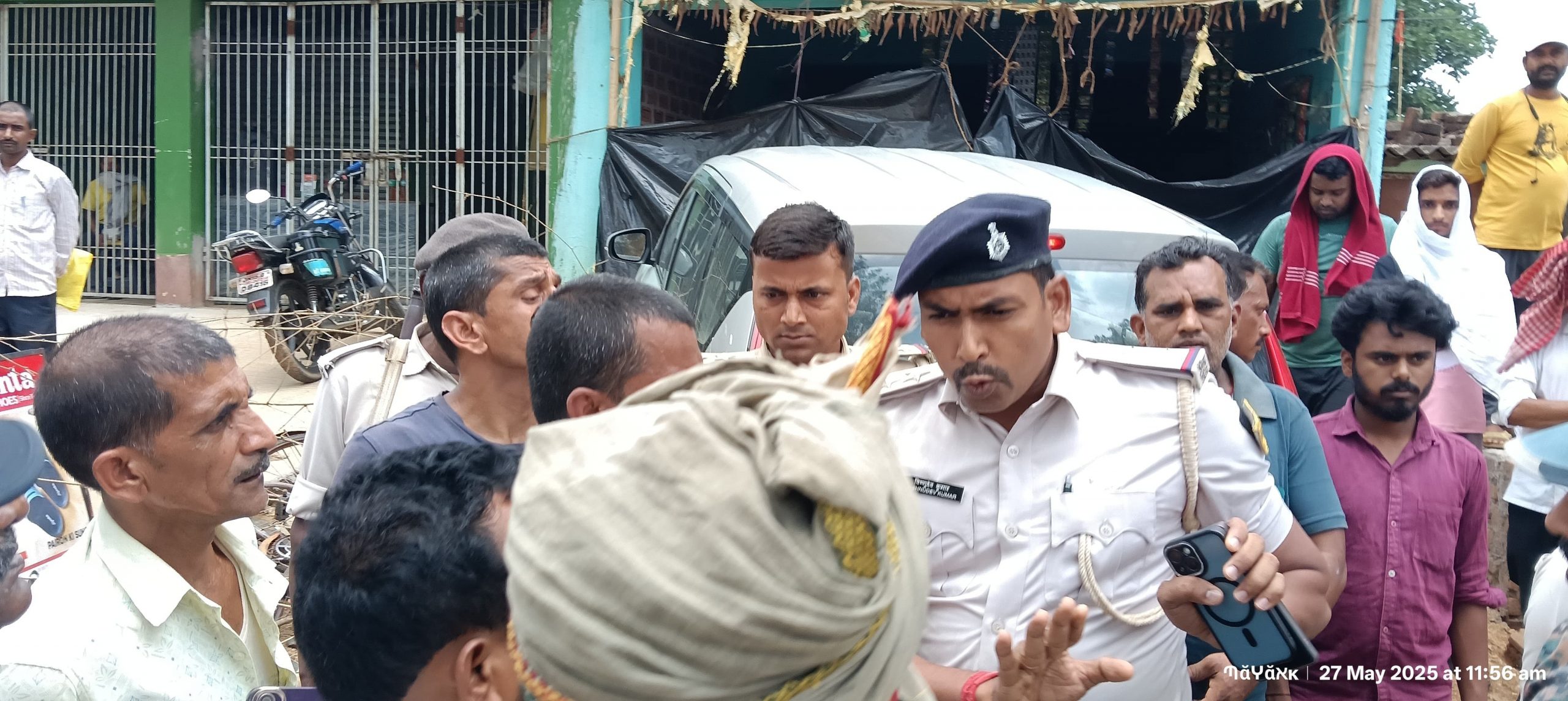 मारपीट मामले में गिरफ्तारी की मांग को लेकर किया सड़क जाम