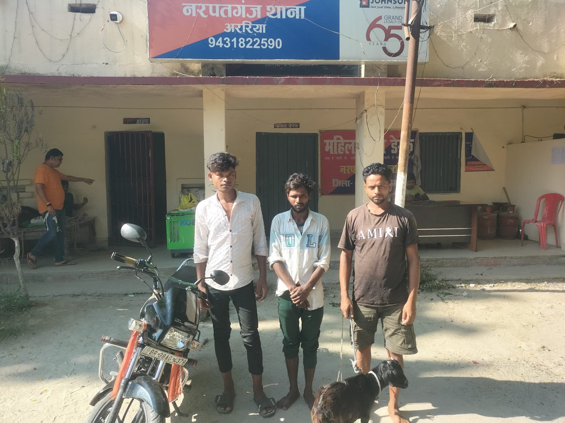 खस्सी चुराकर बाइक से भाग रहे तीन युवकों को भीड़ ने पीटा