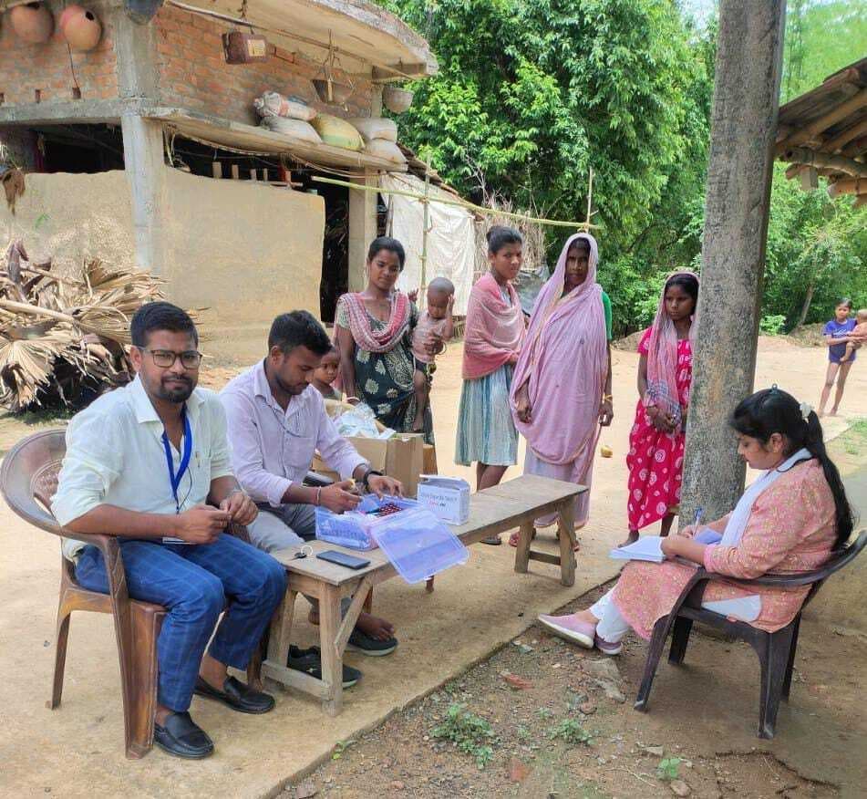 बड़ा सोनाकर में पीवीटीजी टीम ने लगाया स्वास्थ्य जांच के लिए कैंप