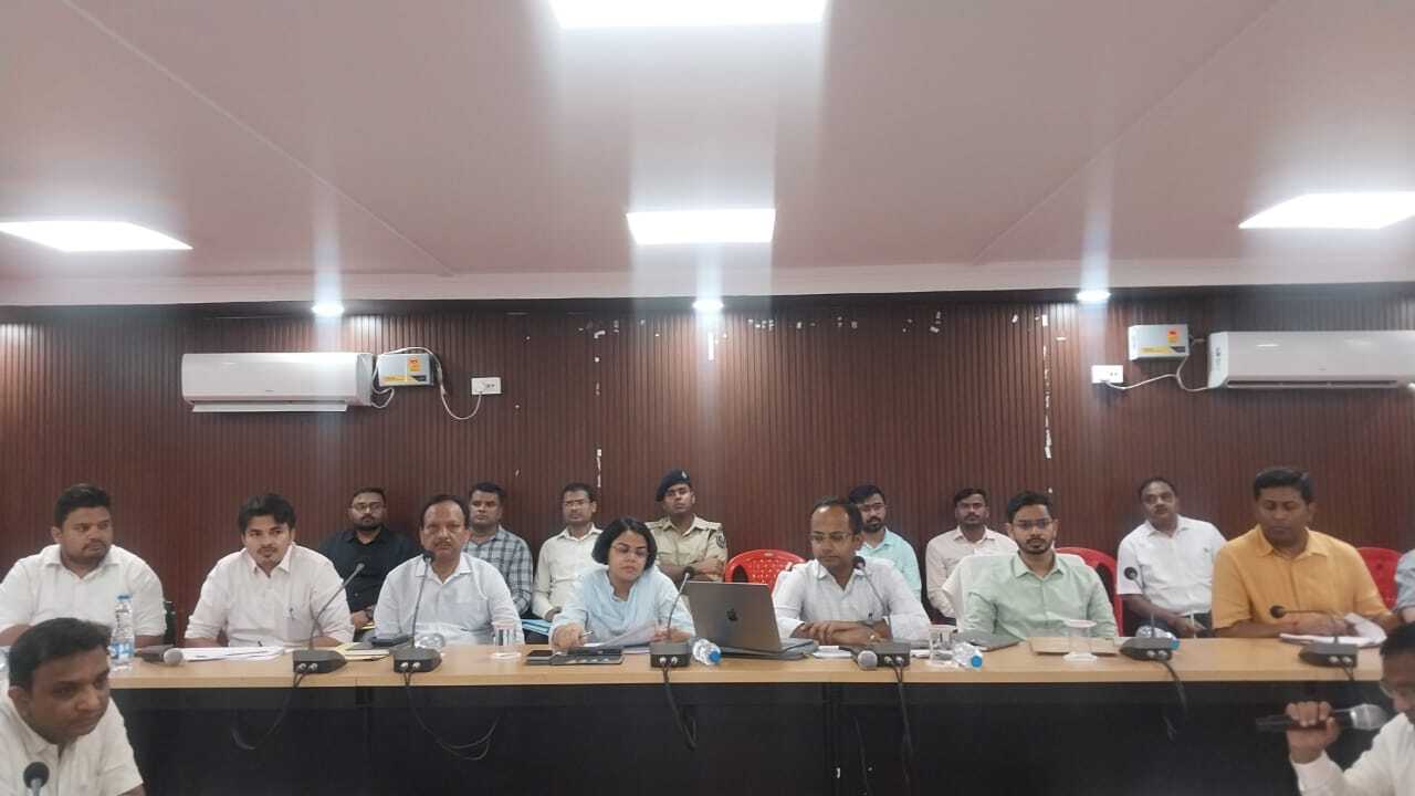 योजनाओं को धरातल पर प्रभावी रूप से उतारें : डीएम