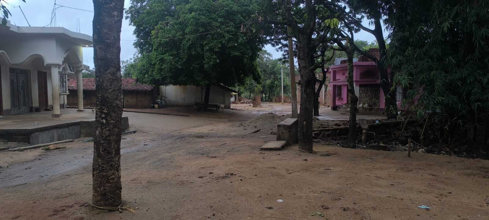 पुलिस पर हमला करनेवाले गांव छोड़ फरार, छापेमारी जारी