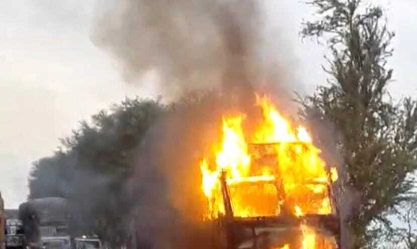 ईंट लदी ट्रक में लगी आग, दो घंटे रहा एनएच 31 जाम