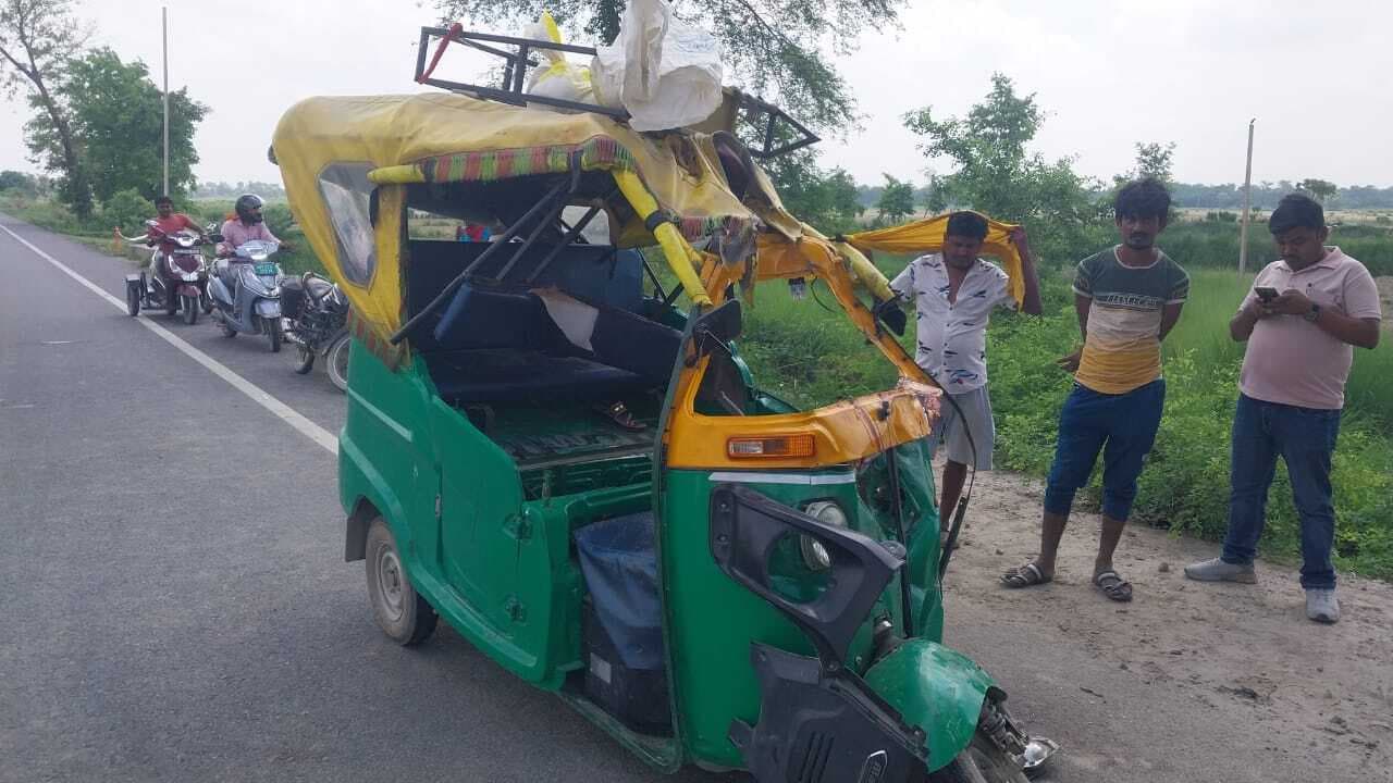 Motihari: यात्रियों से भरी ऑटो सड़क किनारे खड़े ट्रक में घुसी, चार की मौत