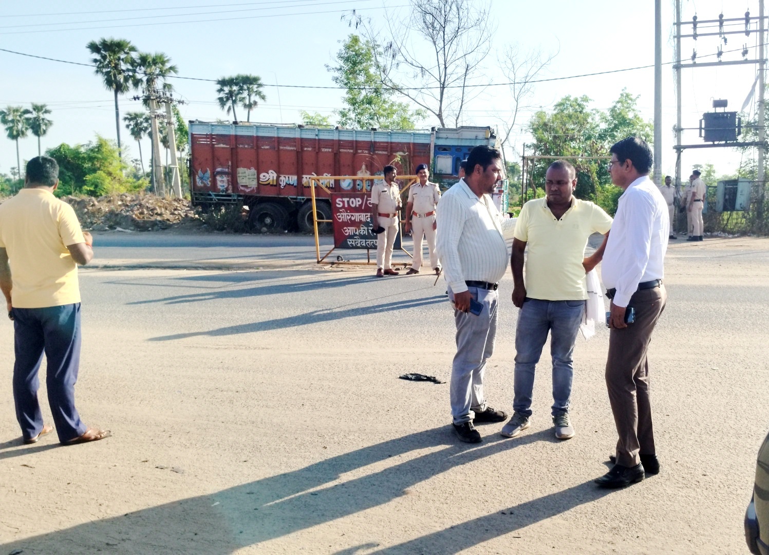 प्रधानमंत्री के कार्यक्रम में विभिन्न वाहनों से गये लोग, प्रमुख स्थानों पर पुलिस रही तैनात