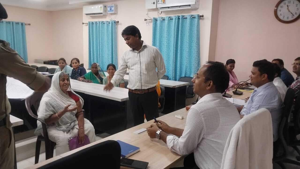 जनता दरबार में 42 आवेदन आये, कई का निष्पादन
