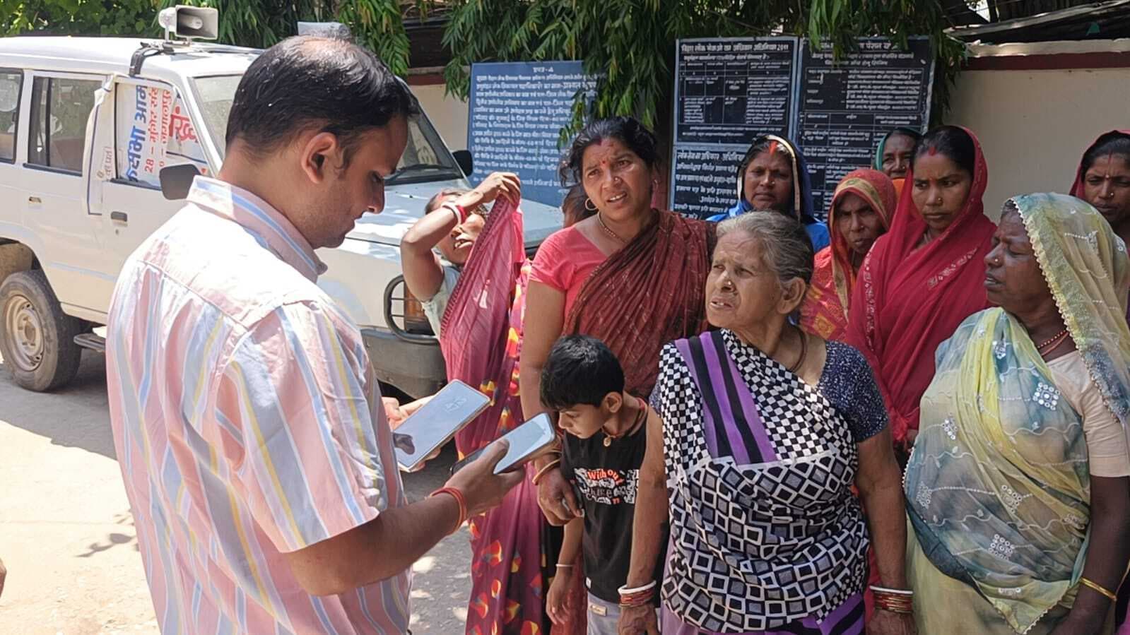पानी की समस्या झेल रही ग्रामीण महिलाएं पहुंची अनुमंडल कार्यालय, एसडीओ ने कहा शीघ्र होगा निदान