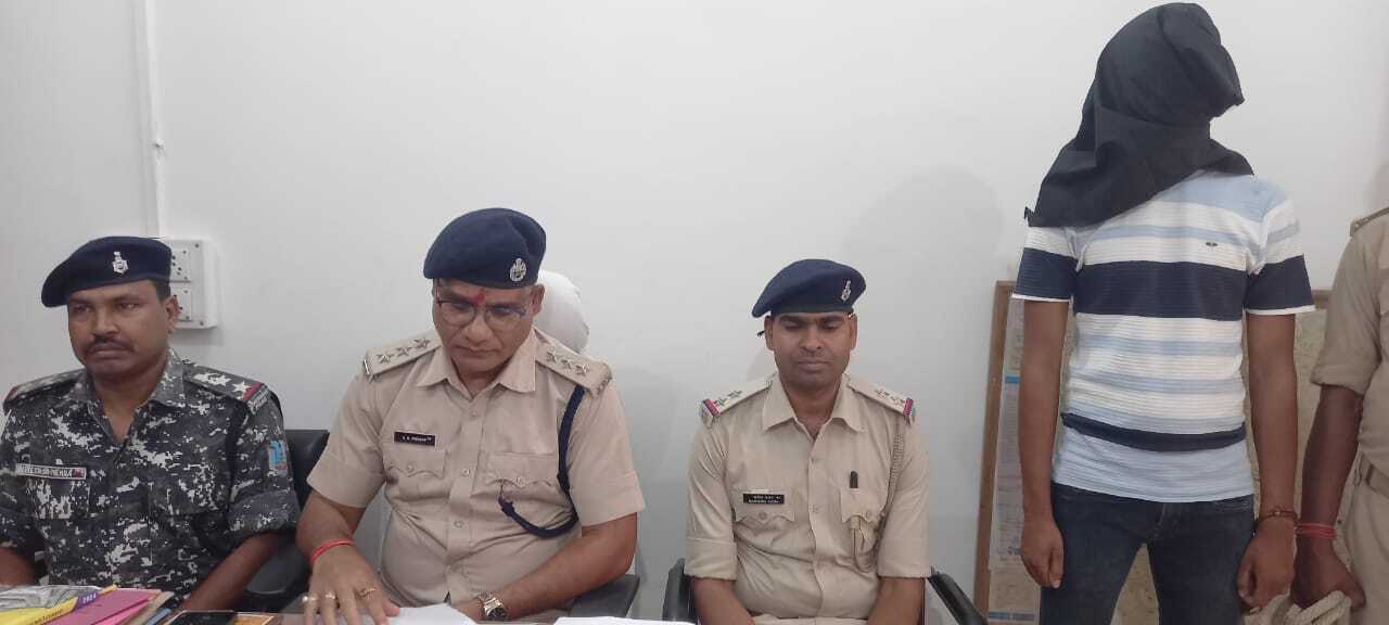 Crime News : लूट व छिनतई में संलिप्त अपराधी गिरफ्तार, गोली व पिस्तौल जब्त