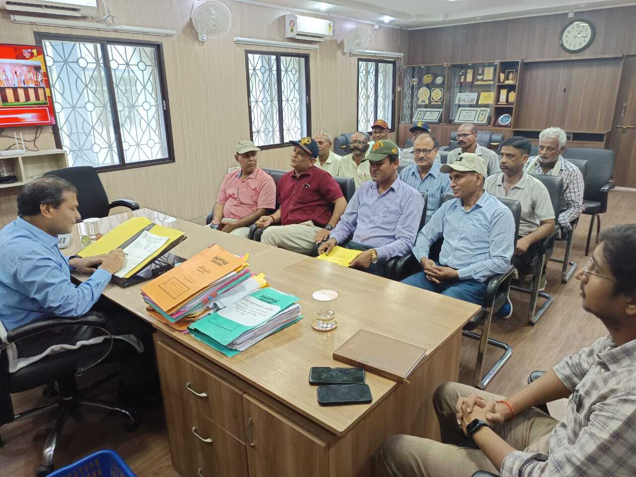 ईसीएचएस पॉलीक्लिनिक की मांग को लेकर डीएम से मिले पूर्व सैनिक संघ