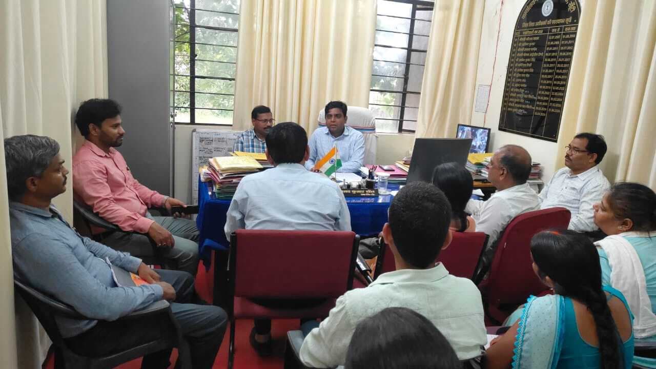 स्कूलों में बच्चों को मेन्यू के अनुसार भोजन परोसें : डीएसइ